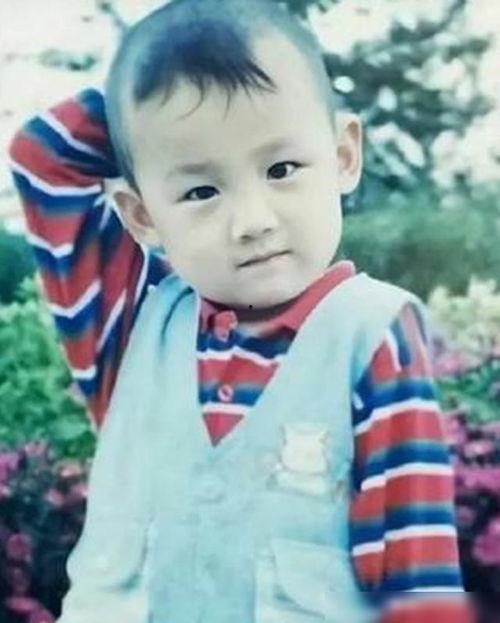 帅哥小时候的照片,揭秘帅哥小时候的萌态瞬间