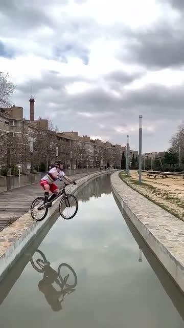 骑车高手搞笑视频,自行车上的欢乐时光